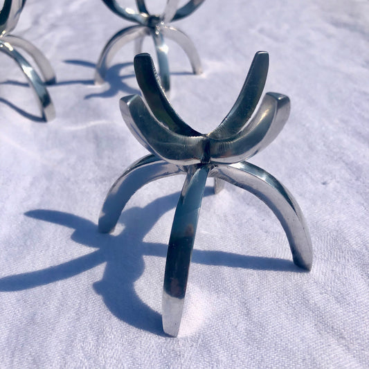 A small aluminium claw crystal cluster holder